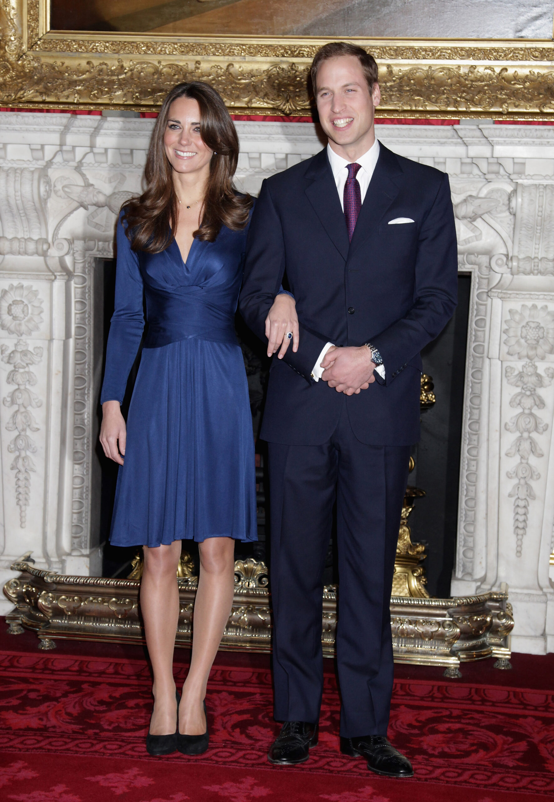 Kate Middleton e príncipe William no dia do anúncio do noivado em 2010 - Foto: Getty Images