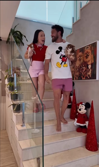 Larissa Manoela e André Luiz Frambach mostram decoração de Natal — Foto: Reprodução/Instagram @larissamanoela