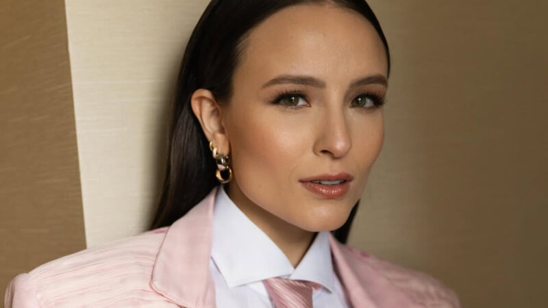Preço do blazer rosa de Larissa Manoela chama a atenção. Saiba quanto é