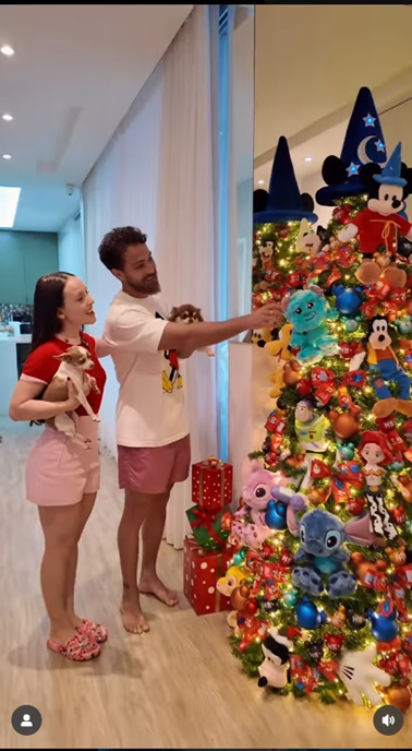 Larissa Manoela e André Luiz Frambach mostram decoração de Natal — Foto: Reprodução/Instagram @larissamanoela