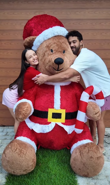 Larissa Manoela e André Luiz Frambach mostram decoração de Natal — Foto: Reprodução/Instagram @larissamanoela