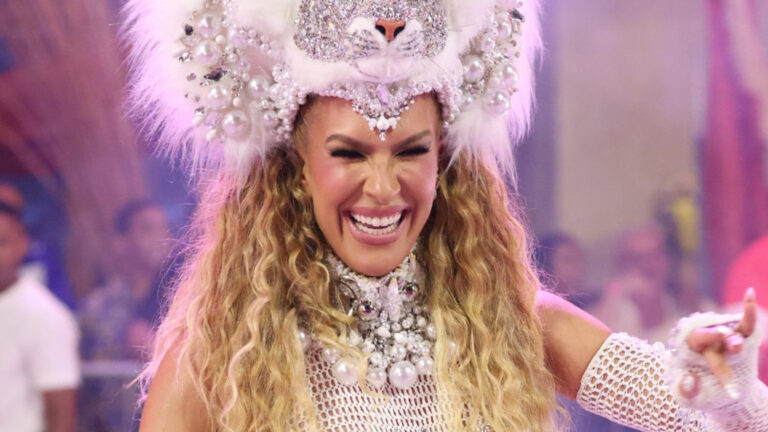 Grávida pela segunda vez, Lore Improta exibe a barriguinha em noite de samba