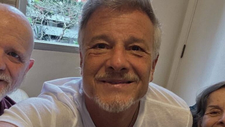 Marcello Novaes chama atenção ao posar com a mãe e o irmão: ‘Matando a saudade’