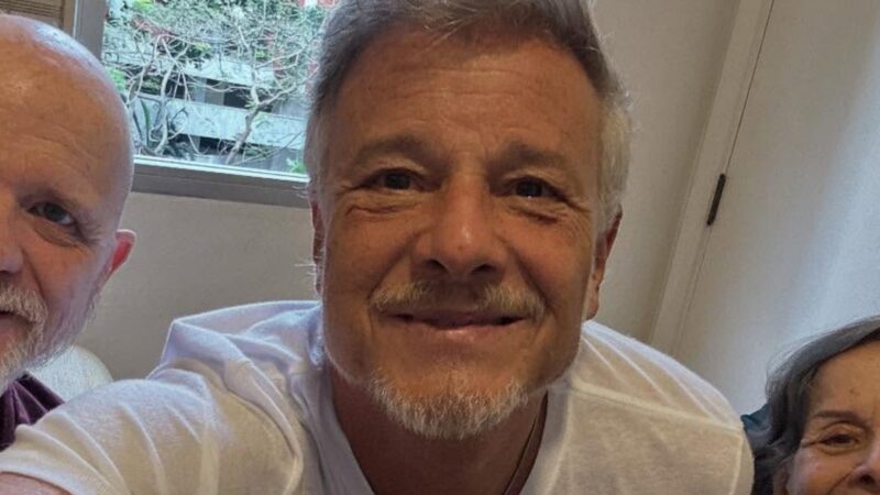 Marcello Novaes chama atenção ao posar com a mãe e o irmão: ‘Matando a saudade’