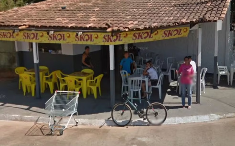 Marília Mendonça e a família em bar — Foto: Reprodução/Google Street View