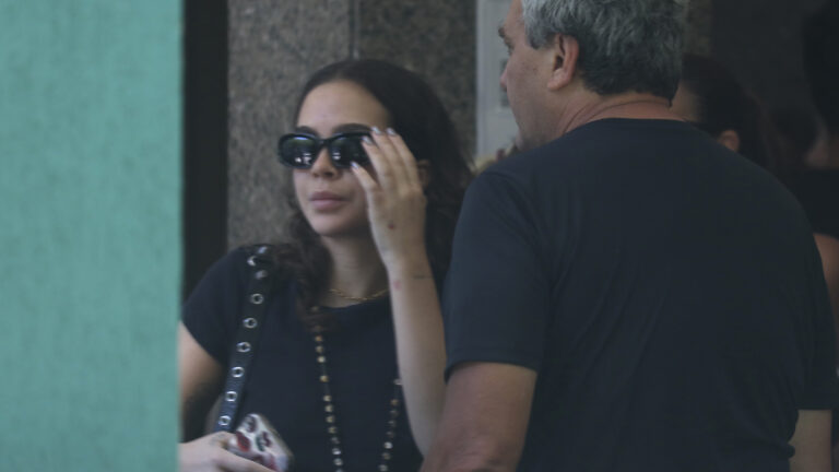 Mel Maia dá o último adeus para a mãe durante velório no RJ