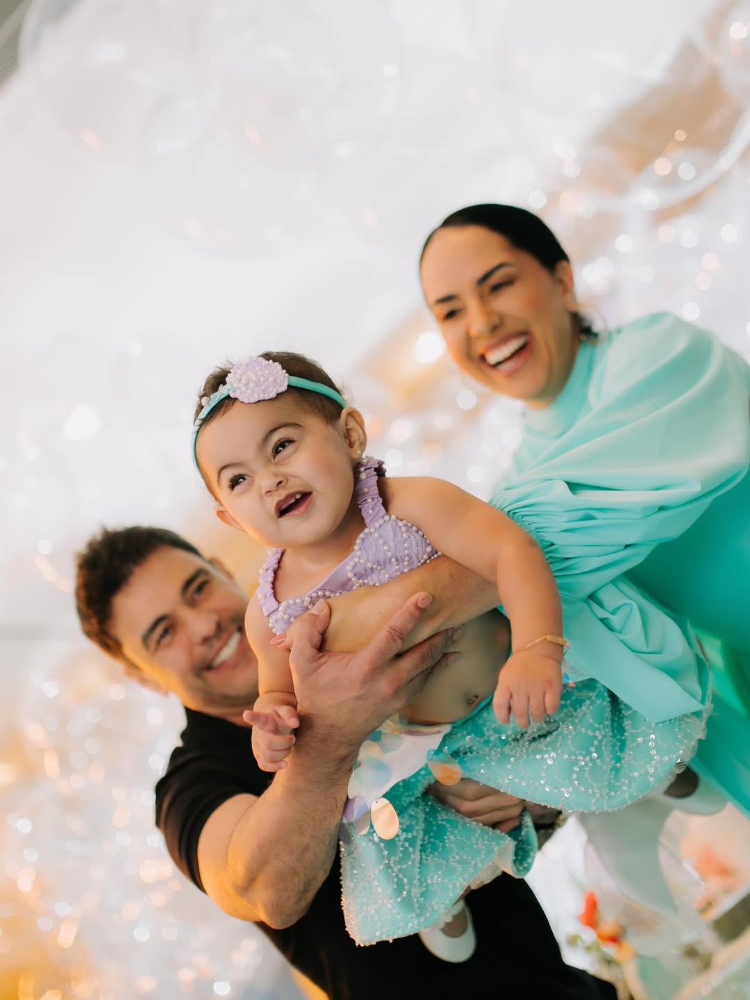 Zezé Di Camargo e Graciele Lacerda com a filha, Clara - Foto: Reprodução / Instagram @gracielelacerdaoficial @thailazarinifotografia 