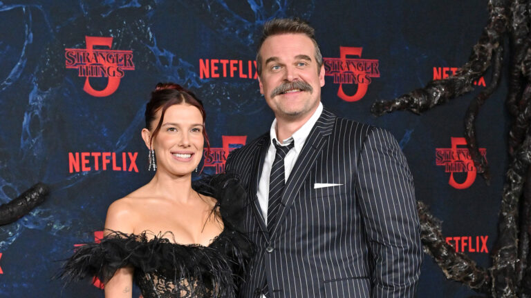 Millie Bobby Brown abraça David Harbour após denúncia vir à tona