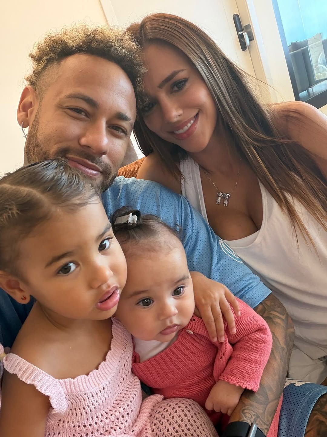 Neymar Jr e Bruna Biancardi com as filhas - Foto: Reprodução / Instagram @brunabiancardi