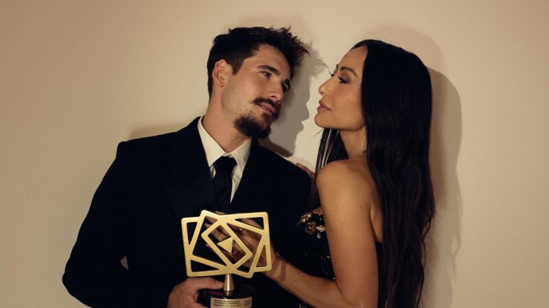 Nicolas Prattes recebe prêmio internacional por sua atuação em Mania de Você