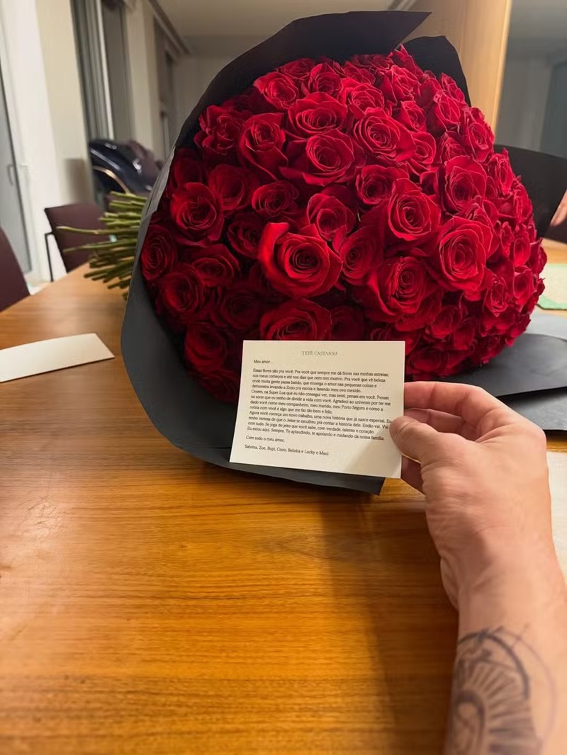 Nicolas Prattes recebe buquê de flores de Sabrina Sato - Foto: Reprodução/Instagram @nicolasprattes