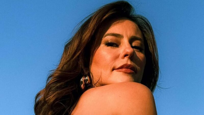 Paolla Oliveira mostra tatuagens