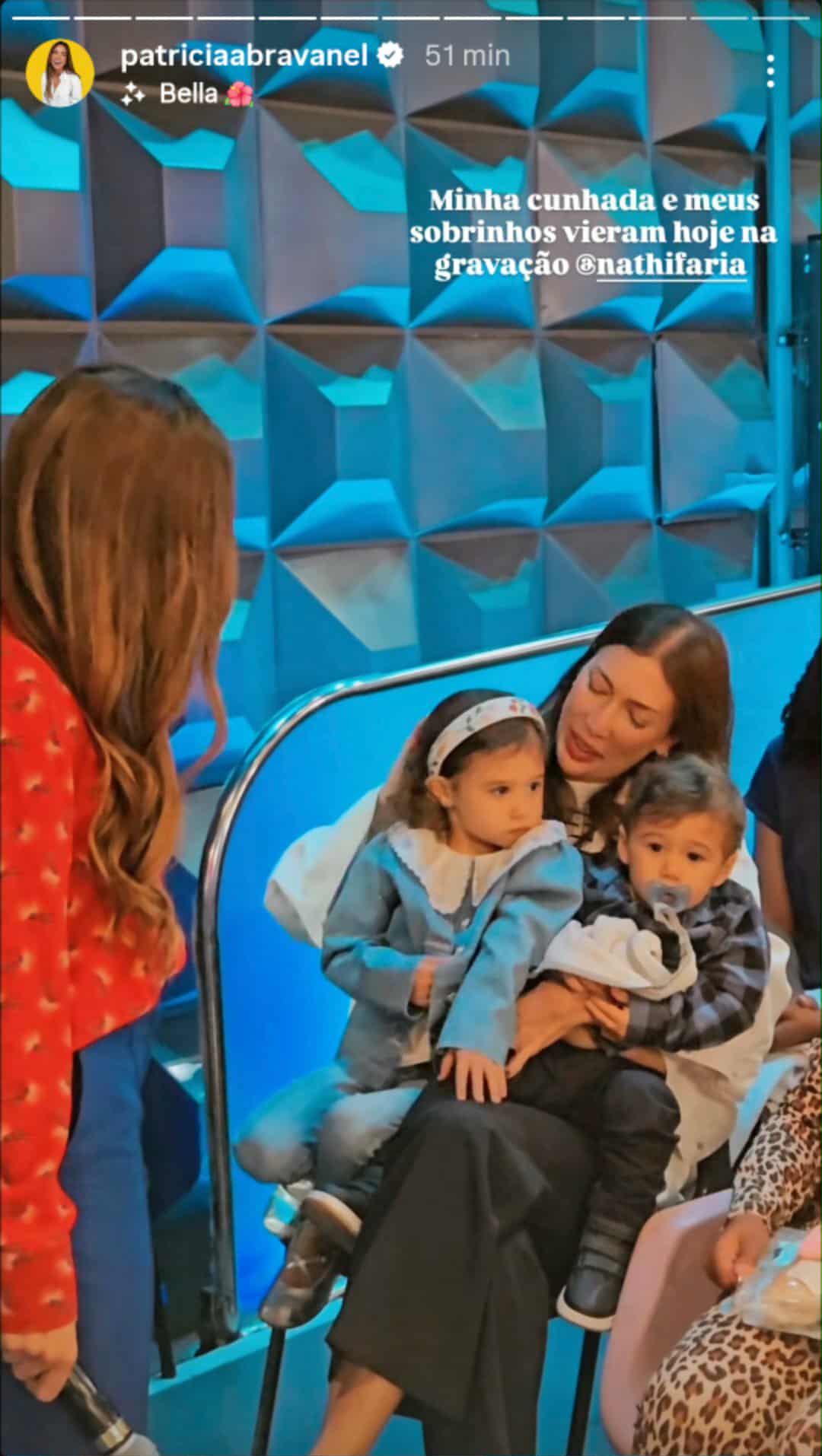 Patricia Abravanel recebe a cunhada e sobrinhos em gravação de seu programa
