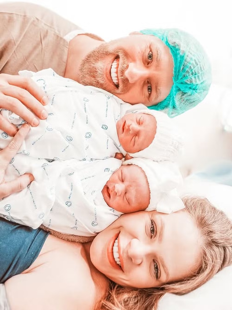 Paulinha Leite com marido e filhos — Foto: Reprodução/Instagram/@paulinhaleittee