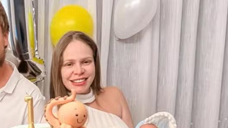 Ex-BBB Paulinha Leite fantasia os gêmeos para celebrar o primeiro mês de vida após susto na UTI