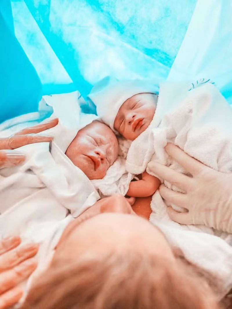 Paulinha Leite com marido e filhos — Foto: Reprodução/Instagram/@paulinhaleittee