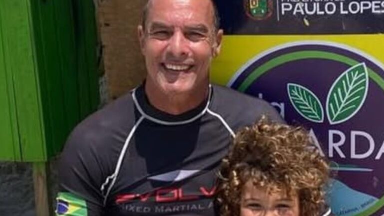 Filho de Paulo Zulu rouba a cena em dia de praia com o pai: ‘Meu parceiro’