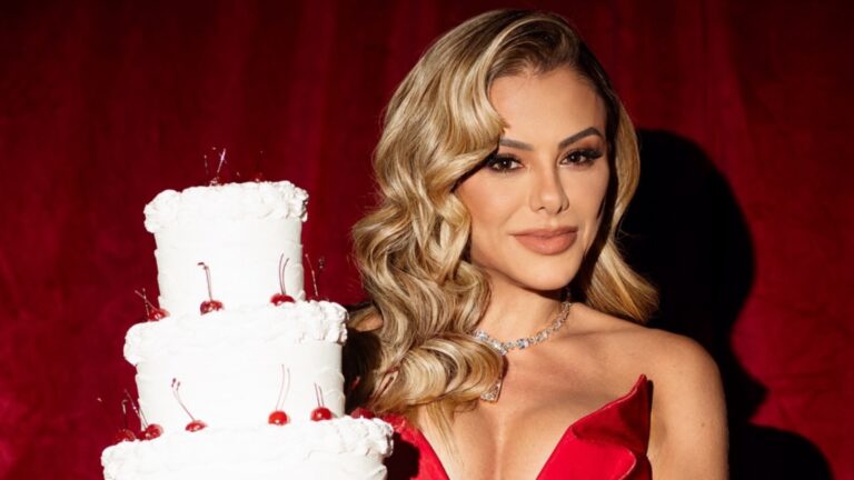 Poliana Rocha aposta em look ousado na comemoração do seu aniversário