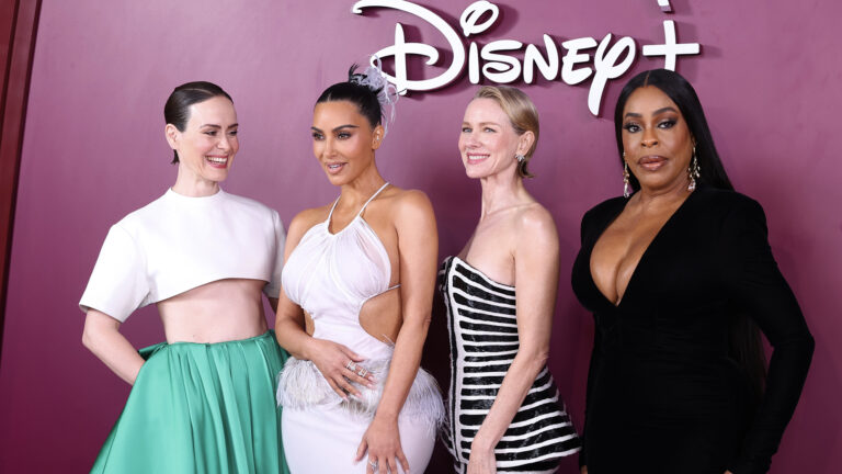 Veja os looks das celebridades na première de Tudo É Justo no Copacabana Palace