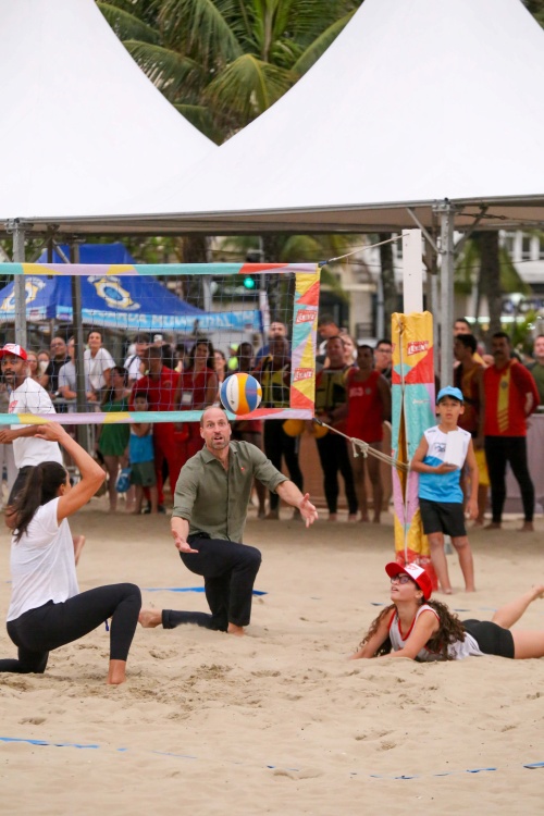 Príncipe William jogando futevôlei na praia – Foto: JC Pereira/AgNews