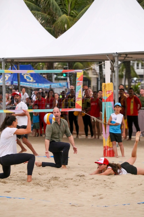 Príncipe William jogando futevôlei na praia – Foto: JC Pereira/AgNews