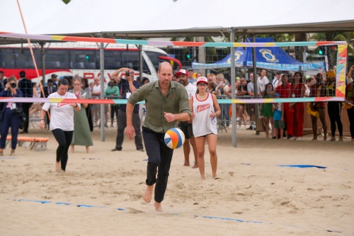 Príncipe William jogando futevôlei na praia – Foto: JC Pereira/AgNews