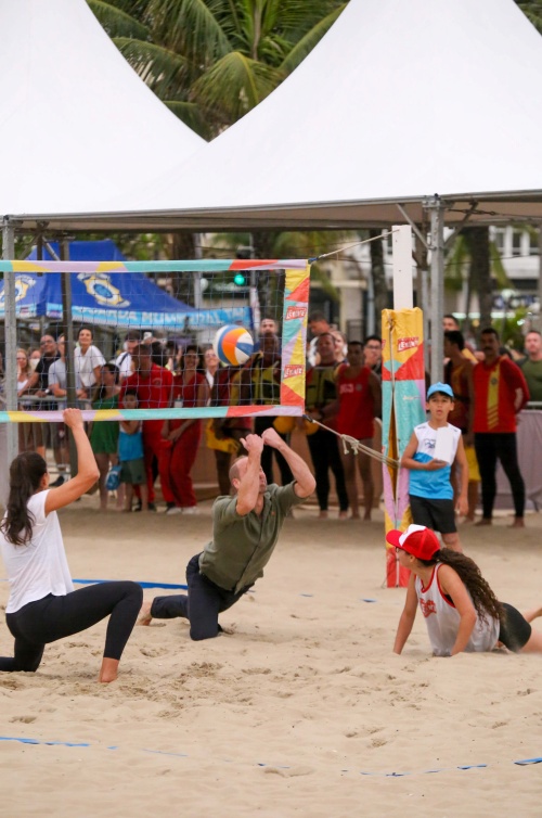 Príncipe William jogando futevôlei na praia – Foto: JC Pereira/AgNews