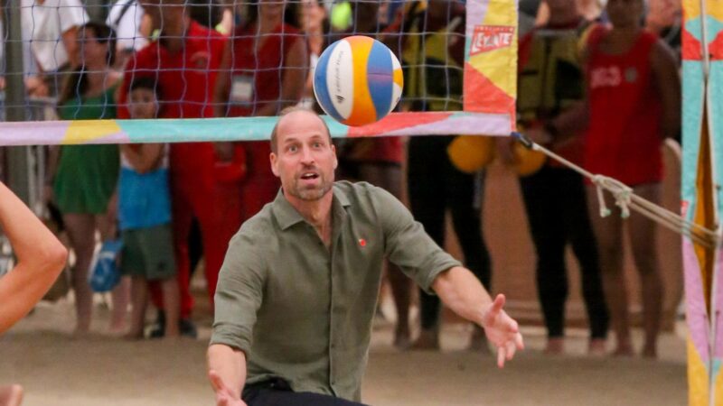 Príncipe William chama atenção ao jogar futevôlei em praia do Rio de Janeiro
