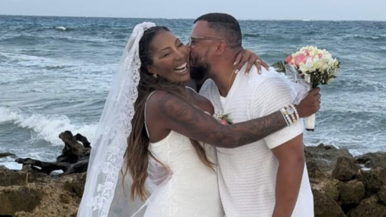 Mãe de Ludmilla renova os votos de casamento em praia na Colômbia