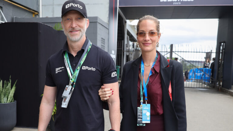 Schynaider Moura, ex do filho de Faustão, curte Grande Prêmio de F1 com atual namorado