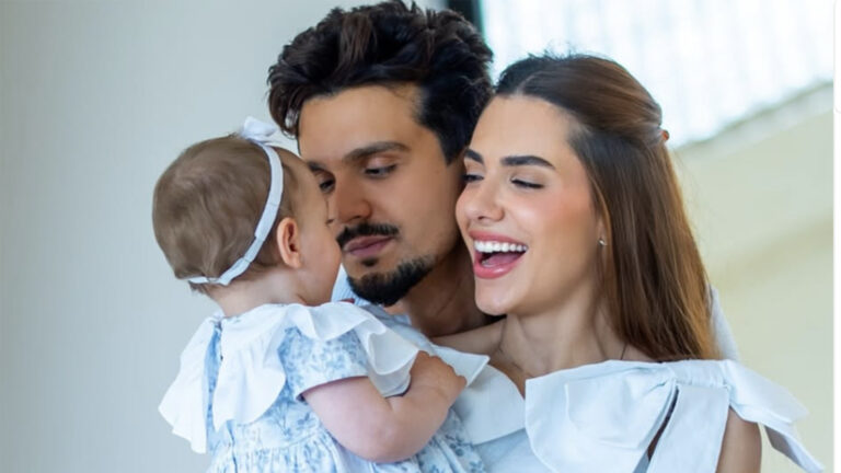 Luan Santana faz comemoração dupla com a filha e a esposa