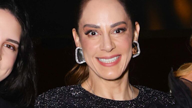 Silvia Abravanel faz rara aparição com a filha caçula de 20 anos em noite de festa
