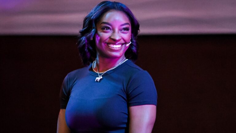 Simone Biles revela qual é o tamanho de sua prótese de silicone e mais detalhes