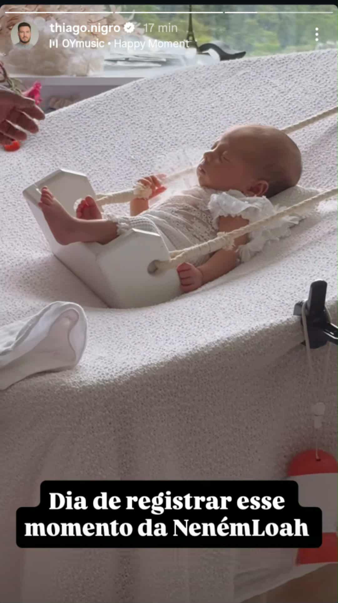 Thiago Nigro mostra Eloah fazendo ensaio reborn