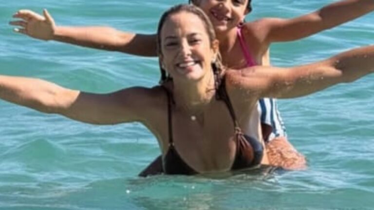 Ticiane Pinheiro curte o dia na praia com a filha caçula durante viagem