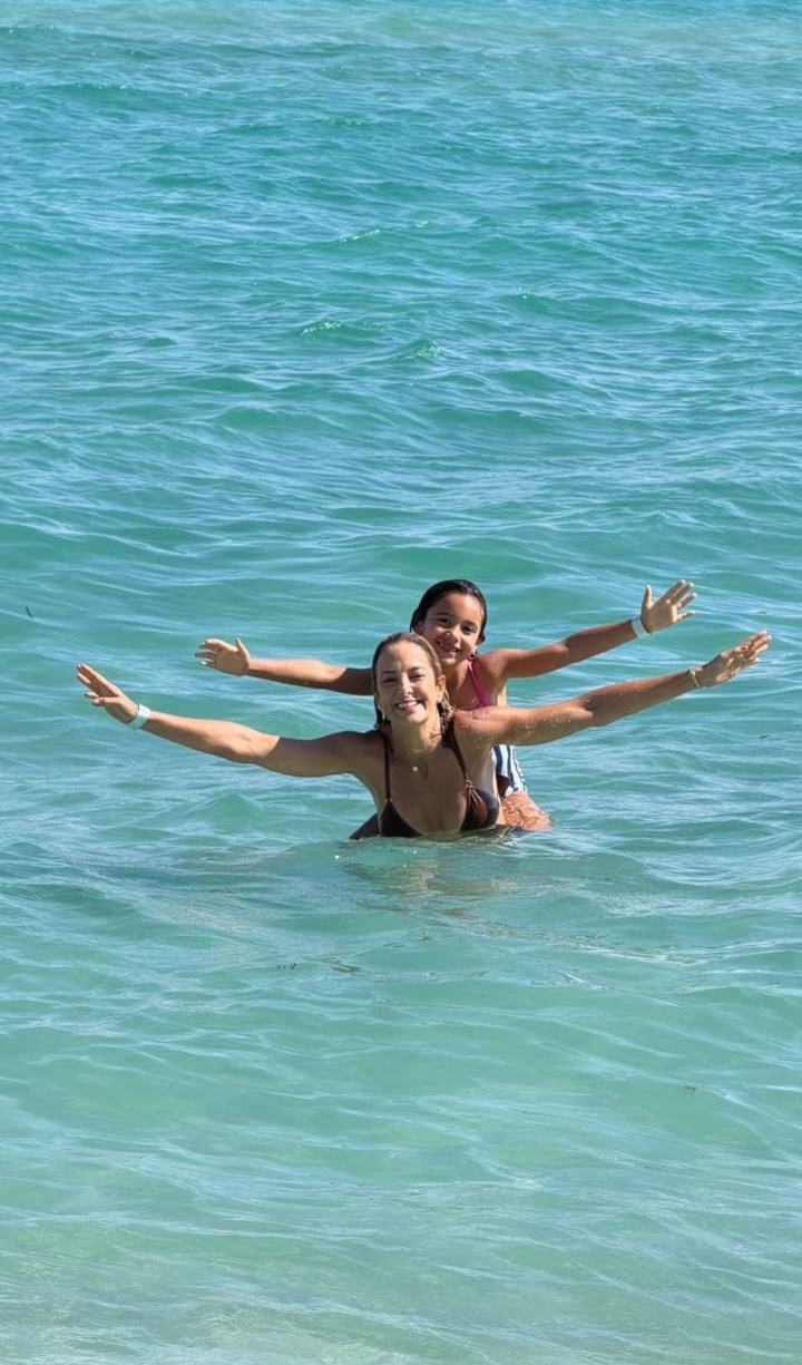 Ticiane Pinheiro com Manuella no mar 