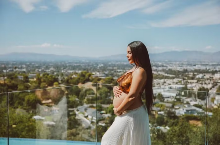 Vanessa Hudgens exibe barrigão de grávida — Foto: Instagram @Emilynn Rose