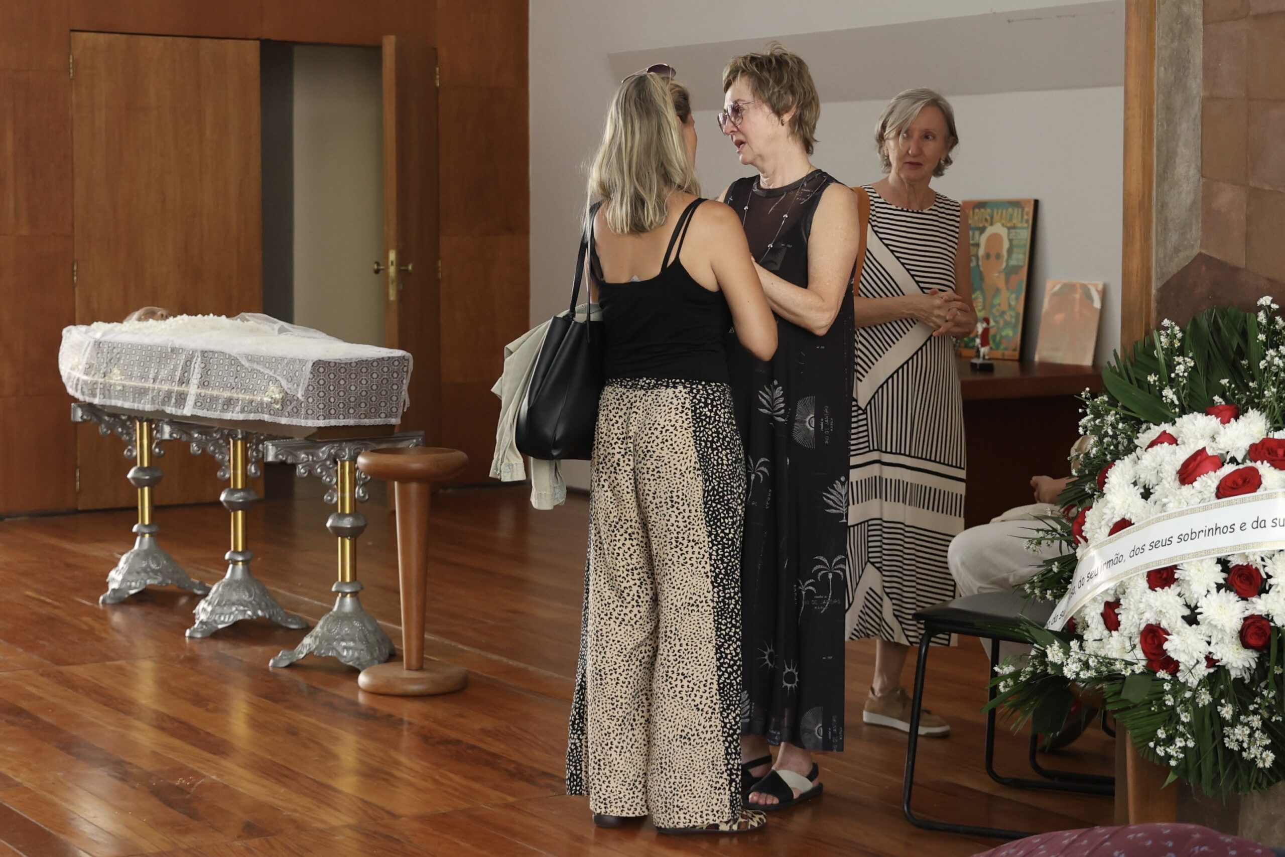 Viúva de Jards Macalé no velório do marido - Foto: Roberto Filho / Brazil News