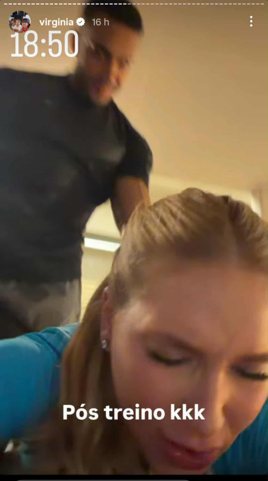 Virginia recebe massagem do personal trainer