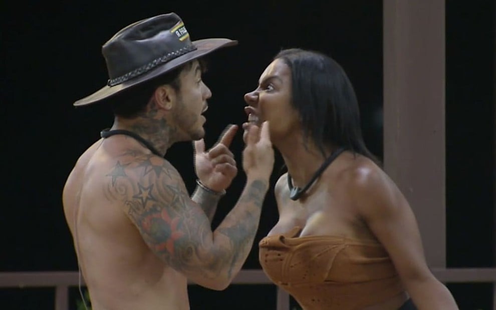 Wallas e Carol em A Fazenda 17 - Foto: Reprodução / Record TV