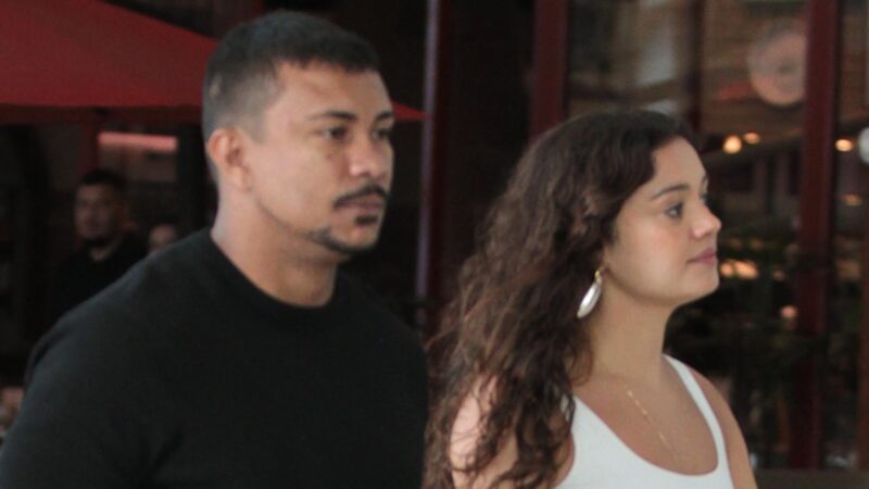 Sophie Charlotte e Xamã curtem o feriado na praia e no shopping