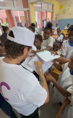 Zé Felipe visita escola em Angola - Foto: Reprodução / Instagram