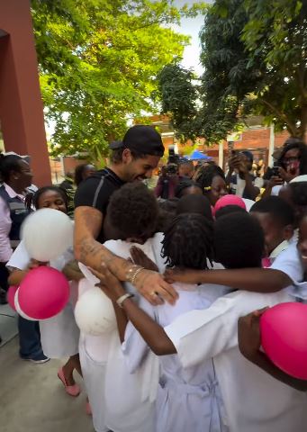 Zé Felipe visita escola em Angola - Foto: Reprodução / Instagram