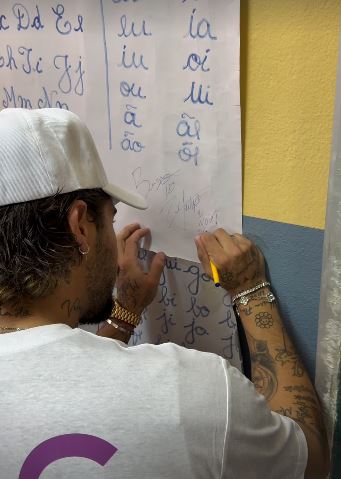 Zé Felipe visita escola em Angola - Foto: Reprodução / Instagram