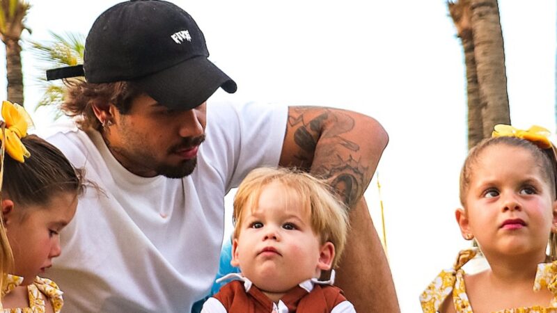 Zé Felipe com os três filhos