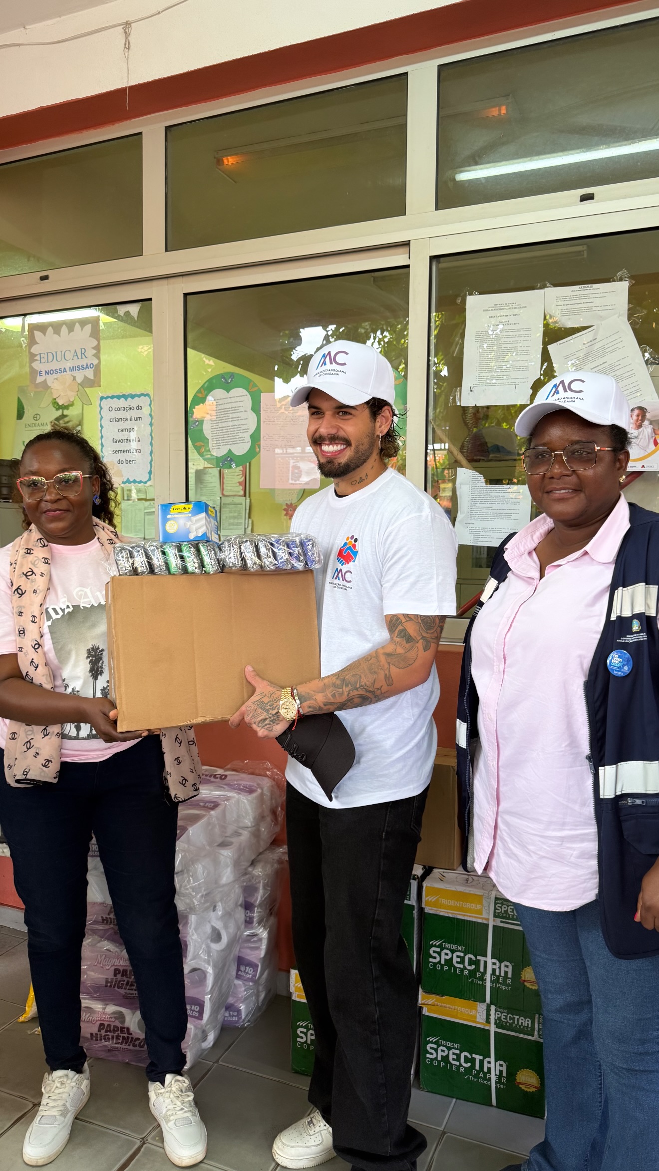 Zé Felipe visita escola em Angola - Foto: Reprodução / Instagram