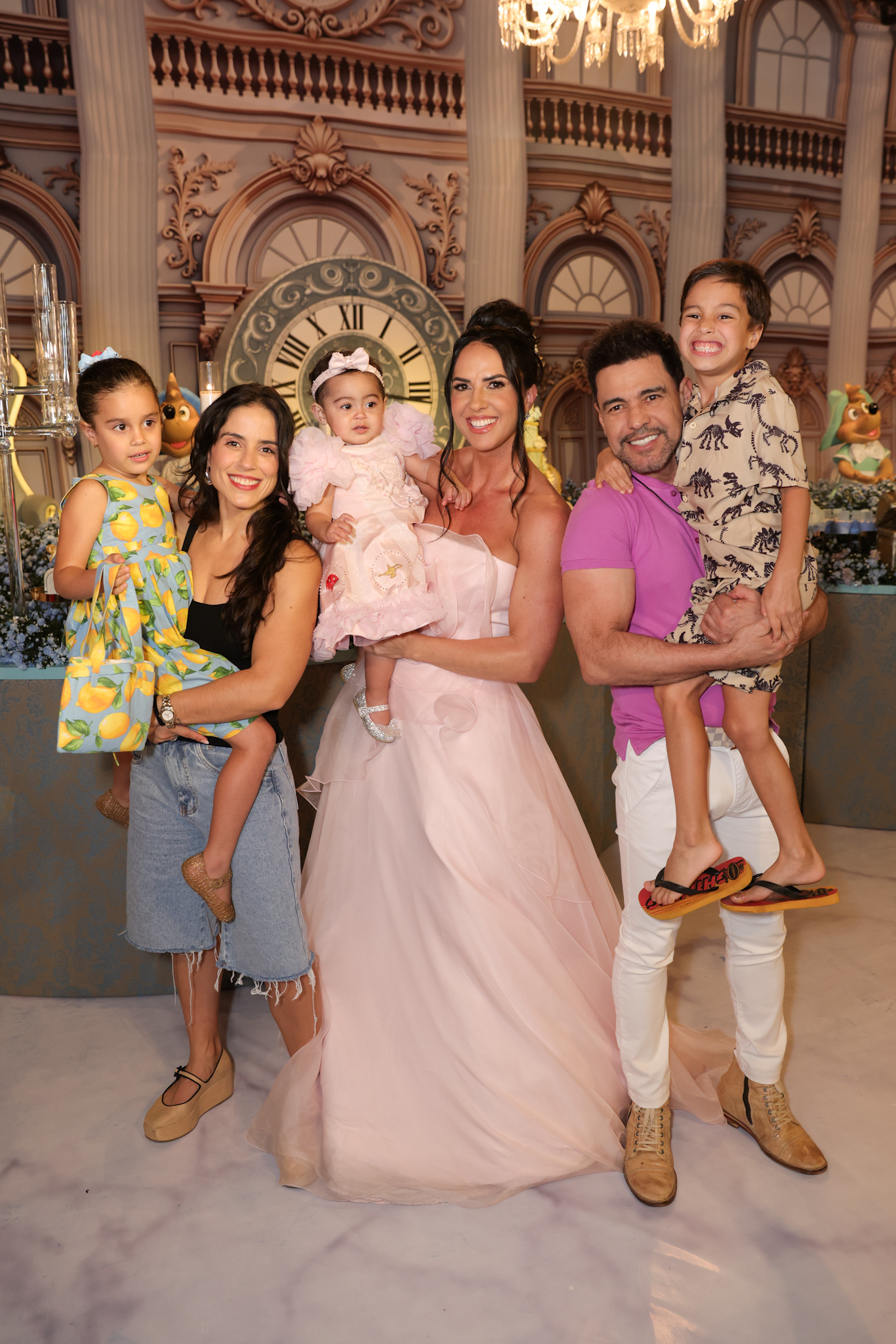 Zezé Di Camargo com a esposa, as filhas e os netos - Foto: Brazil News