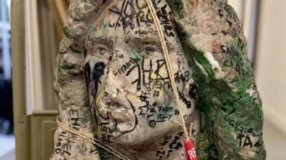 Busto do túmulo de Jim Morisson em Paris (Foto: AFP)
