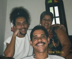 Cadu Paschoal ao lado da mãe e do irmão, Cauê Campos (Foto: Reprodução/Instagram)
