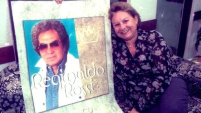 Celeide Pessoa Neves ao lado de foto de Reginaldo Rossi - Foto: Reprodução